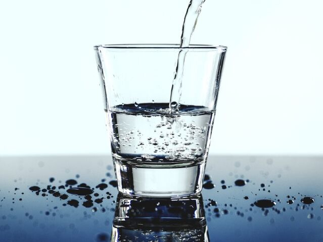 pití vody spolu s alkoholem
