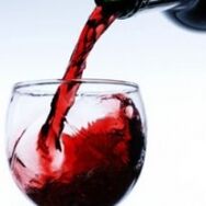 víno se nalije do sklenice
