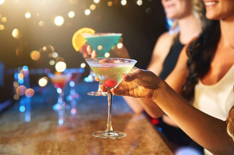 Některé alkoholické nápoje se hodí na párty, ale ne na intimní setkání. 
