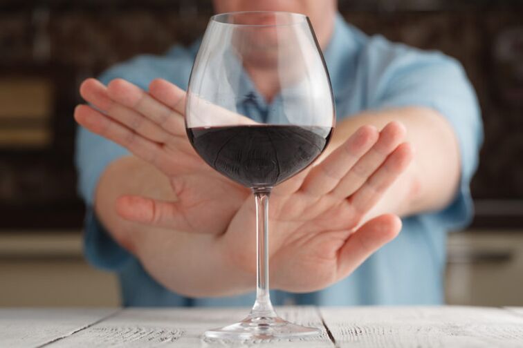 sklenka vína a konzumace alkoholu